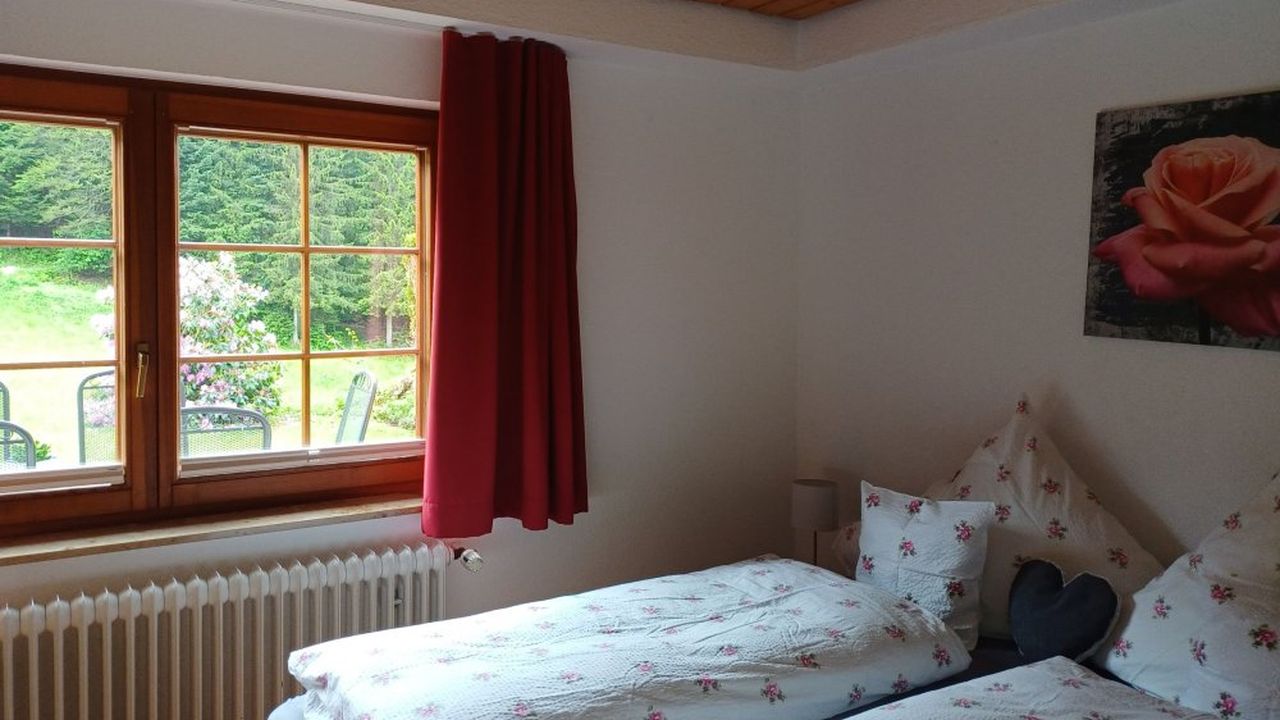 Schlafzimmer mit erhöhten Betten Schlafzimmer mit erhöhten Betten